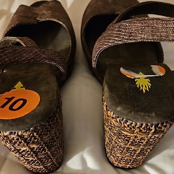 NEW Volatile Brown Woven Wedge Sandals Size 10 - Picture 3 of 8